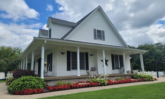 Shepherdsville Maison | Large Private Home close to Bourbon Trail!/POOL/Free Firewood/Parks/Close to I65