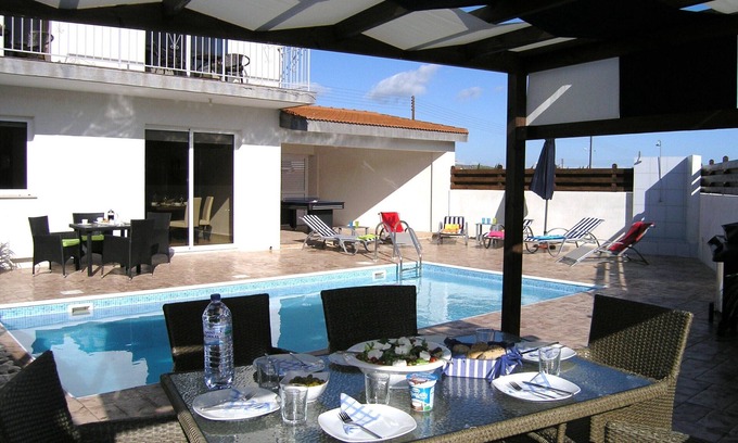 Alethriko Villa | Villa privée avec piscine plein sud dans un village calme et pittoresque.