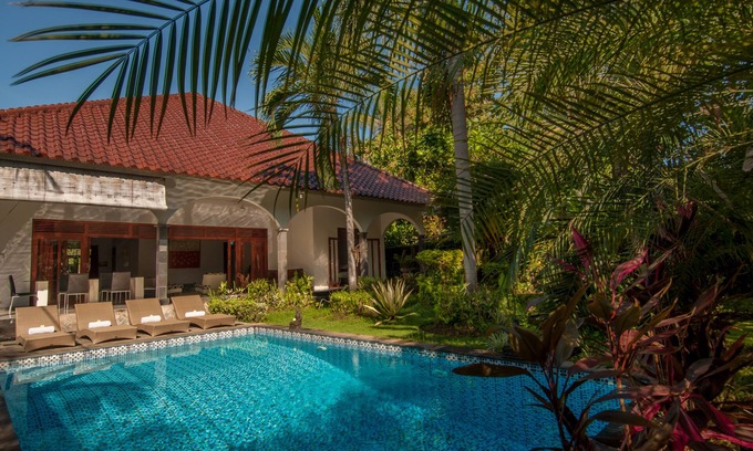 Lovina Villa | Grande villa privée avec belle piscine dans un jardin tropical