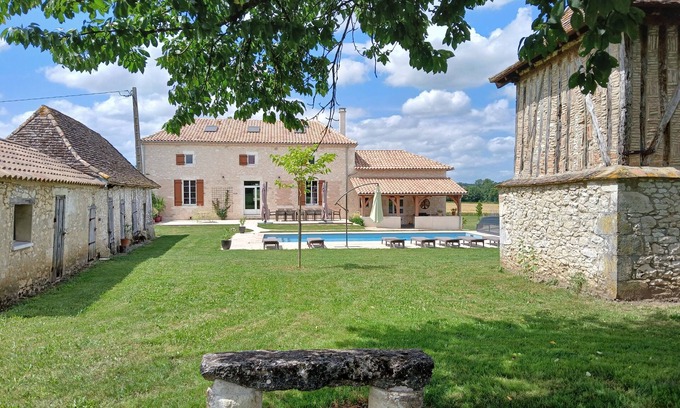 Castillonnes Villa | Grand gîte rénové et climatisé en pleine campagne avec piscine chauffée 16 à 18p