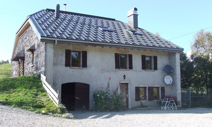 Septmoncel les Molunes Maison | Grand gite familiale rénové, pieds des pistes et sentiers de randonnées,terrain