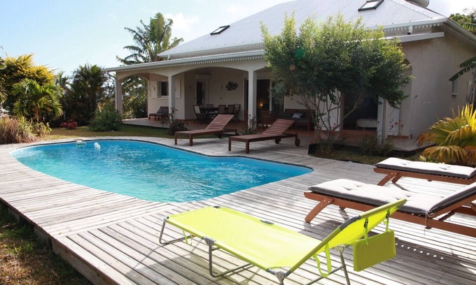 Les Avirons Villa | Grande Villa entièrement rénovée sur jardin arboré varangue et piscine CHAUFFEE