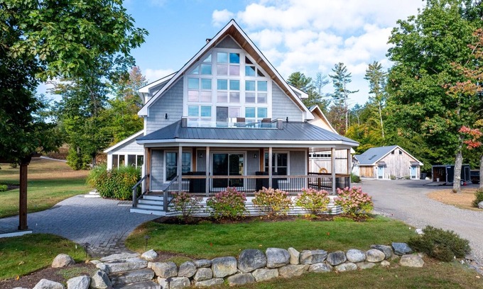 North Sebago Maison | LARGE RESORT WITH 12 PROPERTIES. NATURAL POND FOR SWIMMING. CAFE ON SITE.