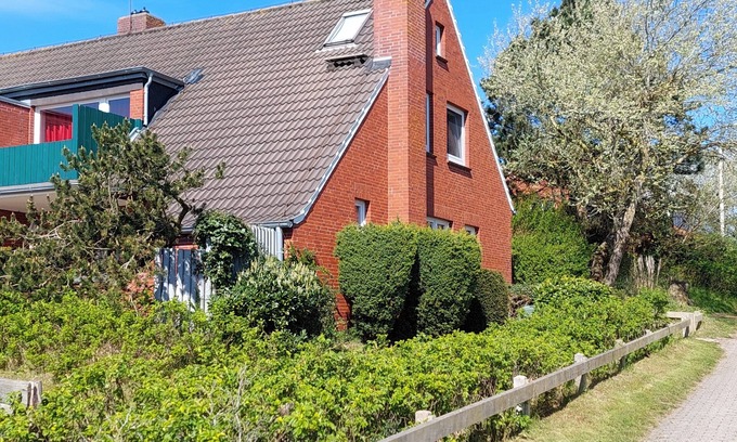 Spiekeroog Maison | Large semi-detached house with beautiful south-facing terrace and garden and view of the dune