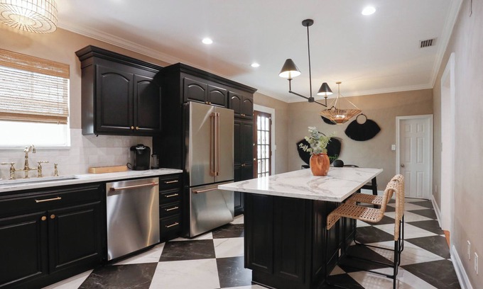 Historic Uptown Maison | Large Six Bedroom Home, Walkable to Downtown St. Pete, 20 mins To Beaches