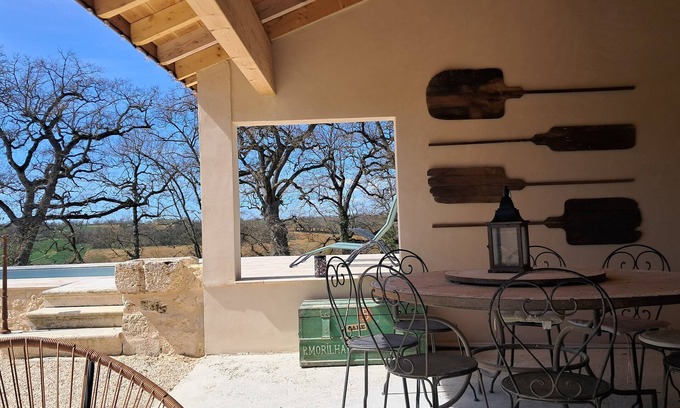 Sarrant Maison | Grand gîte en pierre en pleine nature pour 12 personnes, piscine et boulodrome.
