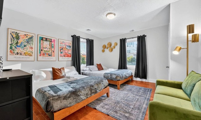 Center City West Appartement | Large Studio | Center City | Sleeps 4 | Fast Wifi