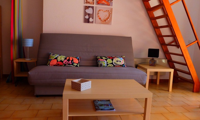 Les Lecques Appartement | LARGE STUDIO - TERRACE - PRIVATE PARKING - BEACH 50 M AWAY - CLOSE TO SHOPS & RESTAURANTS