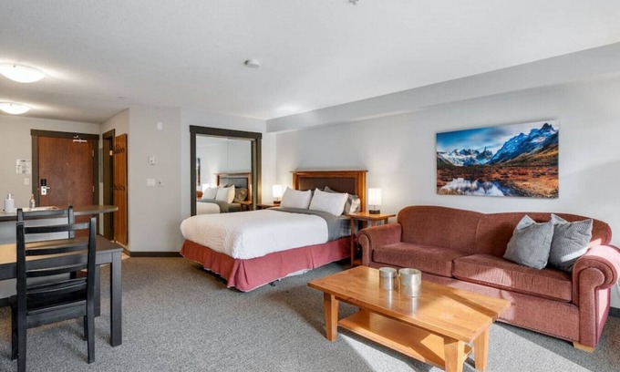 East Kootenay Copropriété | LARGE Studio | Ski In/Out | Pools & Hot Tubs | Central Upper Village Location