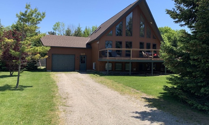 Central Huron Cottage | Grand chalet magnifique - 2 points d'accès à la plage au magnifique lac Huron