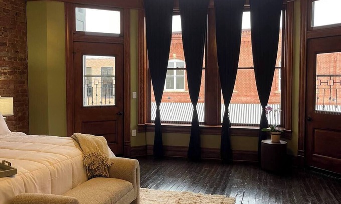 Marshall Appartement | Large suite with AC and WiFi in charming in historical downtown Marshall, TX