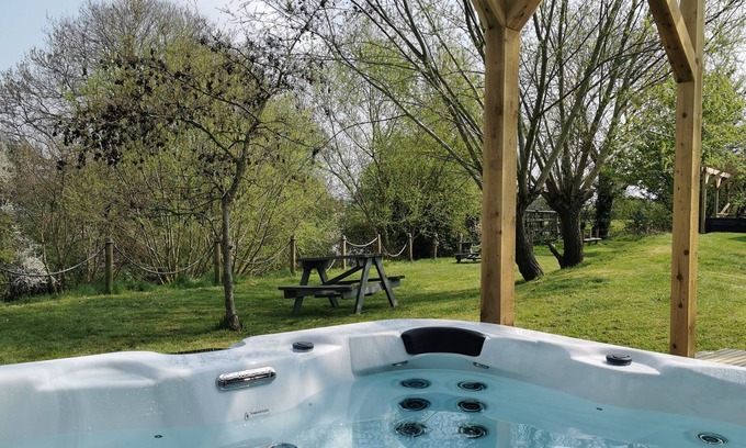 East Huntspill Cabine | Large three bedroom lodge with private hot tub on the banks of the river Brue.