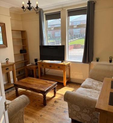 Hucknall Appartement | Large Traditional, Sleeps 8, Central Hucknall