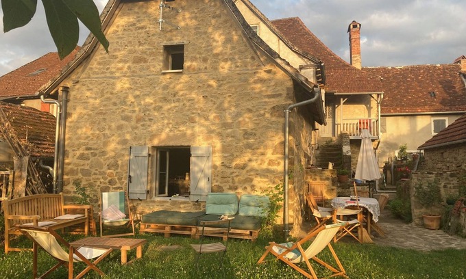 Astaillac Maison | Grande maison traditionnelle en pierre avec vue à couper le souffle
