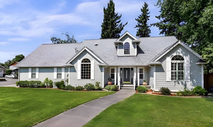 Everson Maison | Large Traveler friendly 3 bedroom Rambler minutes to amenities!