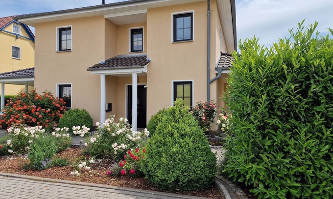 Graal Maison | Large vacation home with 3 bedrooms and rose garden
