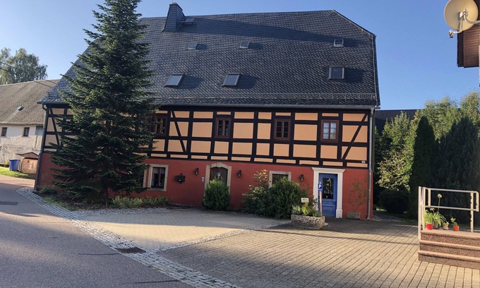Großhartmannsdorf Appartement | Large vacation apartment in the Erzgebirge with 3 bedrooms and garden area