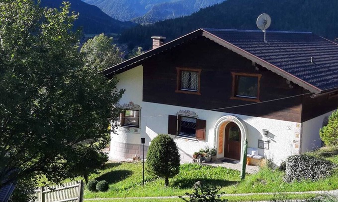 Mittenwald Appartement | Large apartment on a hillside with a fantastic mountain view
