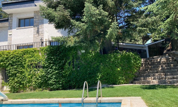 Navacerrada Chalet De Ski | Large villa with pool in Navacerrada