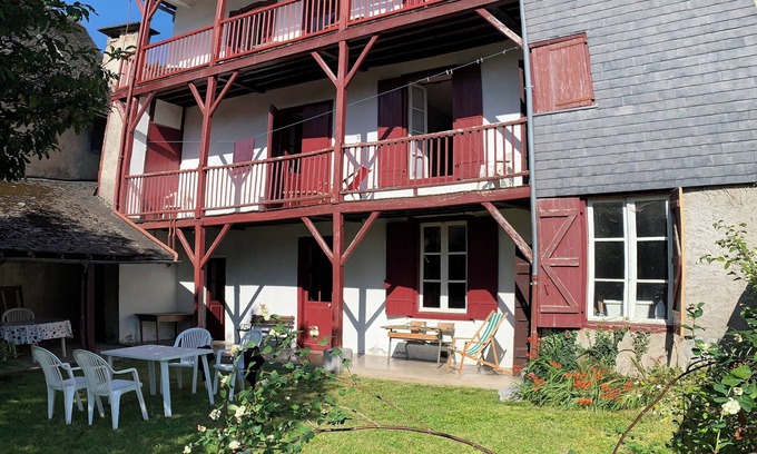 Osse-en-Aspe Maison | Large village house - ideal for groups