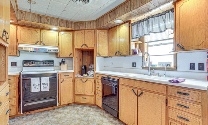 Hydro Maison | Large Yard & Grill: Oklahoma Family Hideaway!