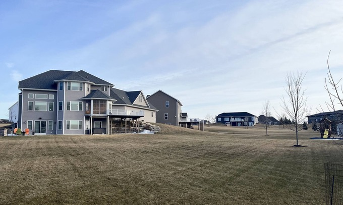 Butte Des Morts Maison | Larger house in quiet neighborhood near Oshkosh w/ large backyard!