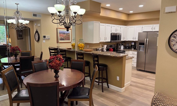 North Mountain Copropriété | Le plus grand entièrement rénové 2 ch. plus mezzanine, 2 salles de bain, piscine, Gated, Tennis