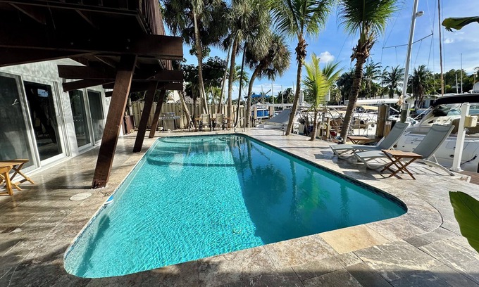 Hendricks and Venice Isles Maison | PRIVATE OASIS 3 BEDROOM-2 BATH FOR 6 GUESTS