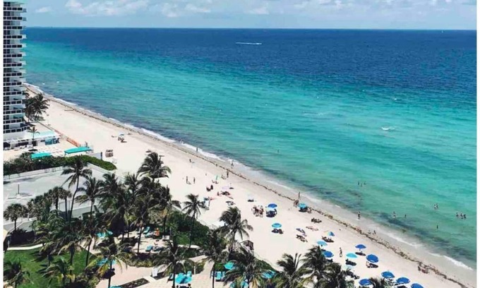 Colee Hammock Maison | Las Olas Modern Masterpiece/walk to the beach