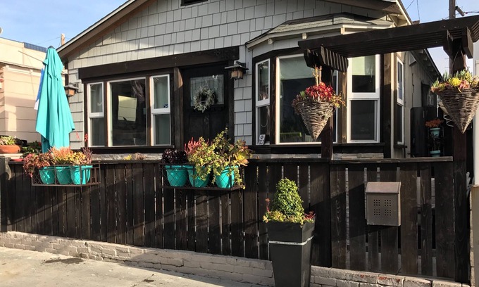Mission Beach Cottage | Last minute discounts!Pet friendly with AC steps to beach-SUV parking
