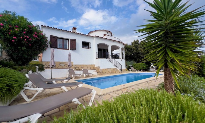 Calonge Villa | Villa de trois chambres avec piscine, vue mer et Internet