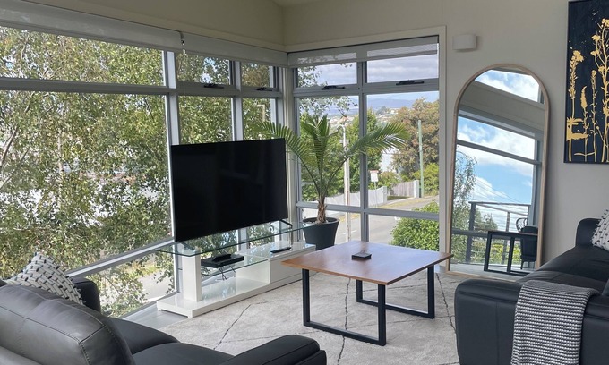 West Launceston Maison | Launceston Views Townhouse # 1