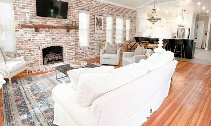 Laurel Maison | Laurel Top Property, Downtown Walkable, King Bed