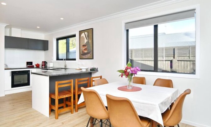 Burnside Maison | Madras St Apartments - Madras St Apartments - Madras St Apt 2 & 3: Two homes in one