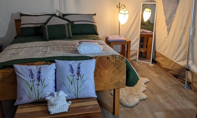 Sequim Location De VR | Lavender Glamping Tent with heater , mini fridge and fire pit.