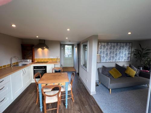 Wicklewood Appartement | Lavender Lodge - Pool and Hot Tub with sunset views over open fields