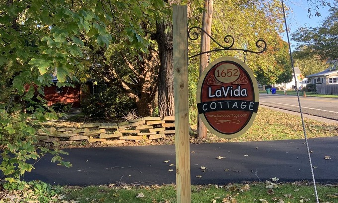 Olcott Cottage | LaVida Cottage vous accueille avec ses grands espaces verts privés.
