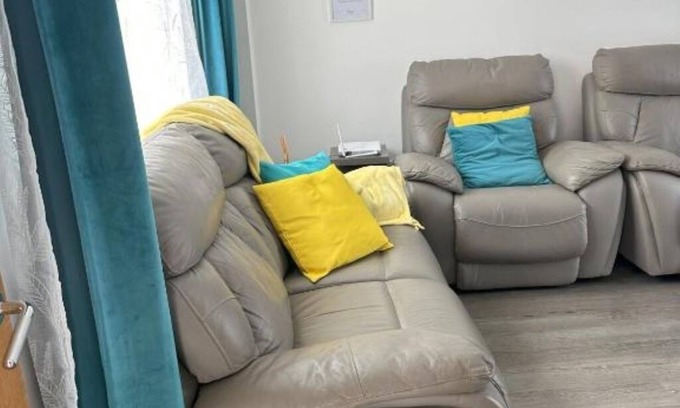 Heath Maison | Lavish 3 story house: Deluxe Double Room with Shower