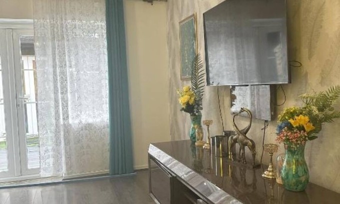 Heath Maison | Lavish 3 story house : Double Room with Shared Bathroom