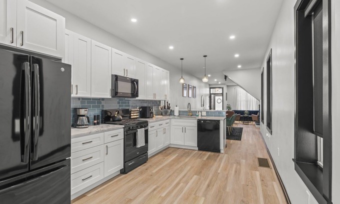 Girard Estates Maison | Lavish Family Friendly Retreat w/Pool Table & 85" TV