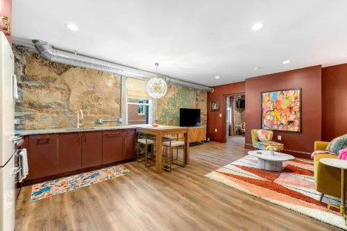 Stone Mountain Historic Village Appartement | Lavish Loft on Main St - Walk to Stn Mtn Park!