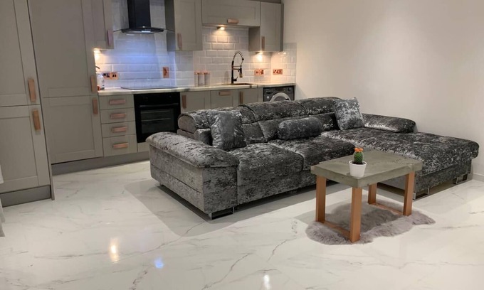 Bury St Edmunds Appartement | Lavish, The Marble Apartment