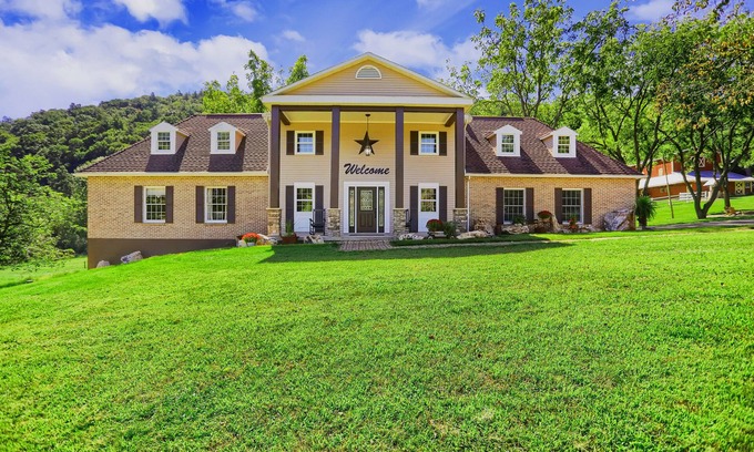 Laurelton Autre | Lazy 8 is a remodeled historical farmhouse in the countryside of Snyder Co., PA