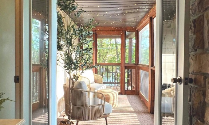 Lewistown Maison | Lazy Bass Lodge | Riverfront & Porch Views + Boat Launch