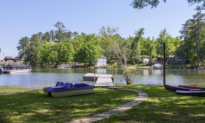 Leesville Maison | Lazy Days on Lakeshore - Private Dock, Kayaks SUP, Arcades and more