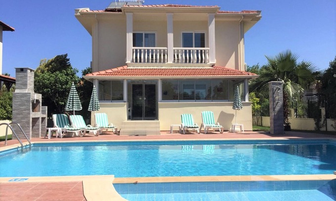Dalyan Villa | Lazy Duck Villa Grande villa privée élégante avec piscine, à proximité des commerces