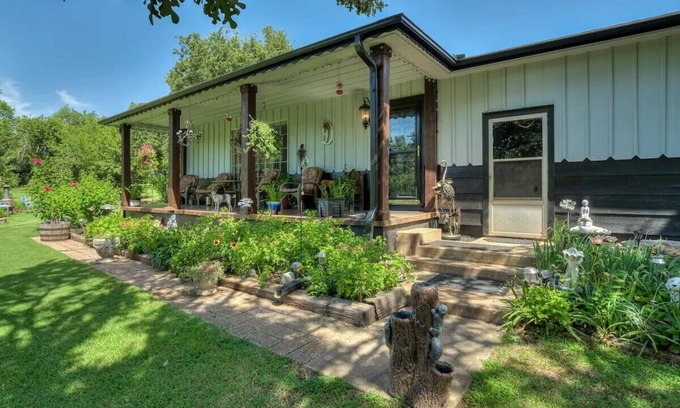 Guthrie Maison | Lazy E, one mile south. Beautiful country setting