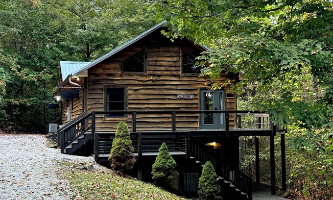 Gnaw Bone Cabine | "Lazy Lodge" Suite - Rustic Retreat Cabin w/sauna & fire pit