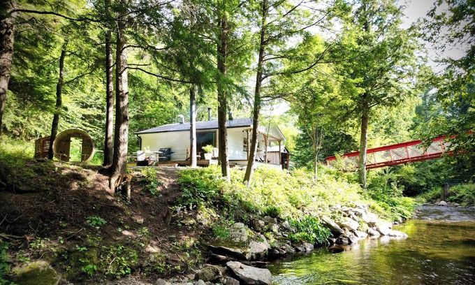 Potton Chalet De Ski | Le 88 Howard - spa, sauna, rivière & joli pont !