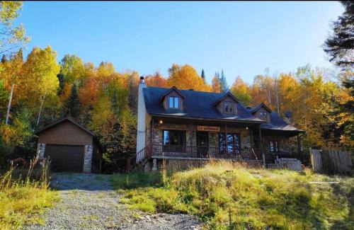 St-Adolphe-d'Howard Chalet De Ski | Le Bûcheron Rustic Chalet with Spa and Lake Access